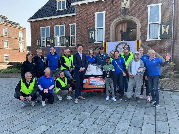 Afbeelding met gebouw, buitenshuis, grond, persoon

Automatisch gegenereerde beschrijving