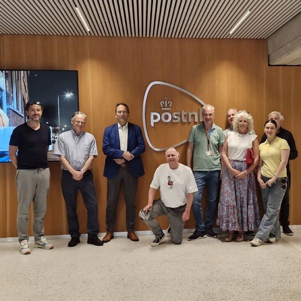 Kan een afbeelding zijn van 7 mensen en de tekst 'C1 postnl'