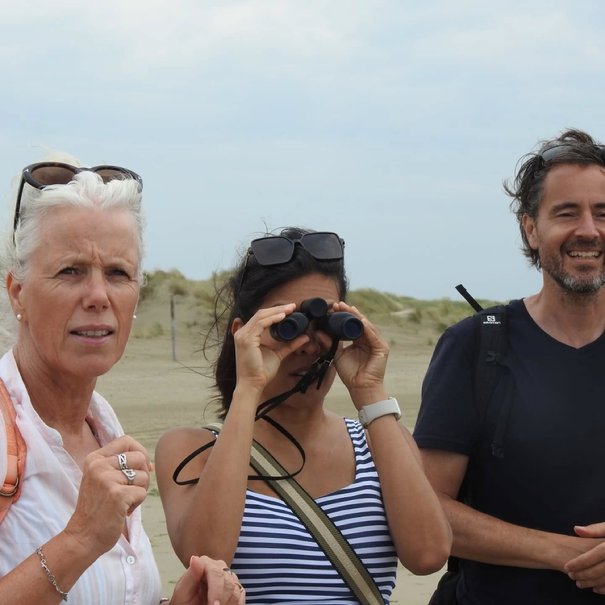 Kan een afbeelding zijn van 3 mensen en zeevogel