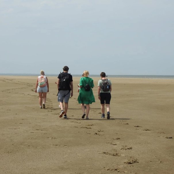 Kan een afbeelding zijn van 4 mensen en strand