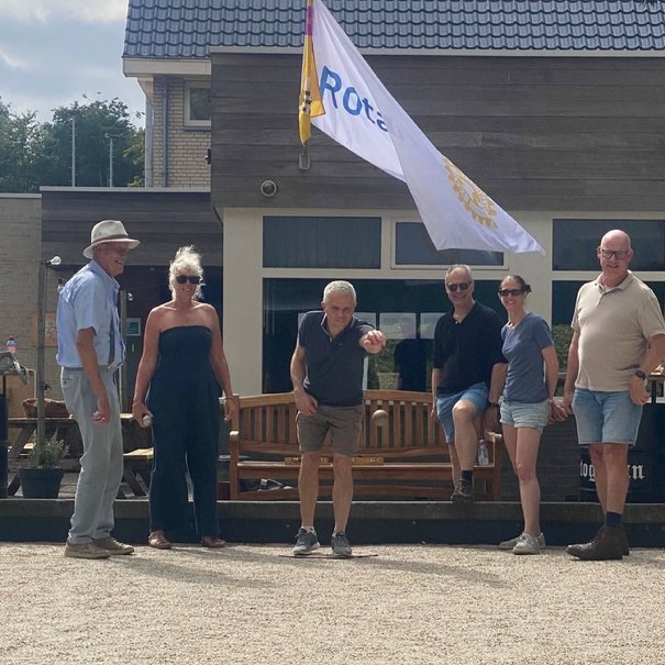 Kan een afbeelding zijn van 7 mensen en tekst