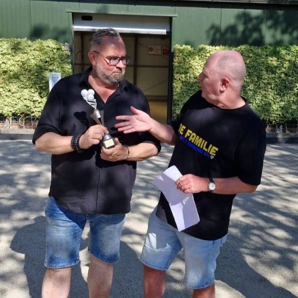 Kan een afbeelding zijn van 2 mensen en de tekst 'E EFAMLIE FAMILIE'