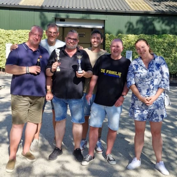 Kan een afbeelding zijn van 4 mensen, bier en de tekst 'DE FAMILIĘ FAMILIE'