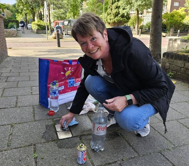 Kan een afbeelding zijn van 2 mensen en tekst