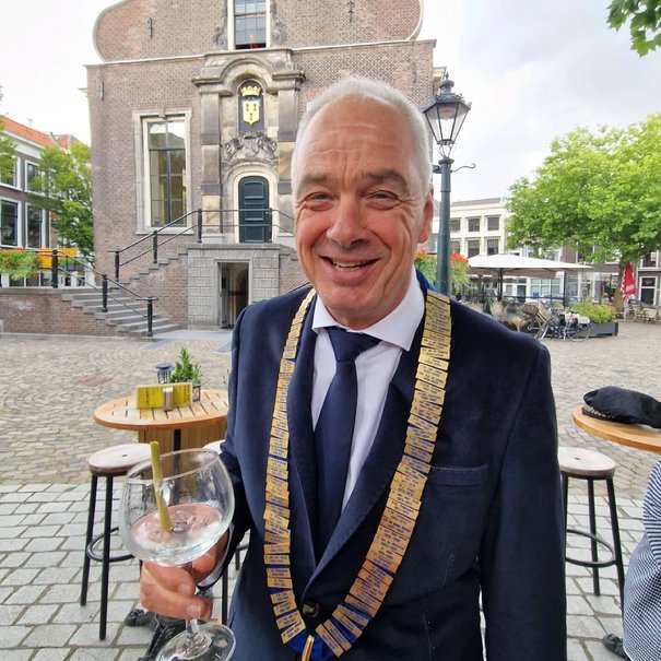 Kan een afbeelding zijn van 1 persoon