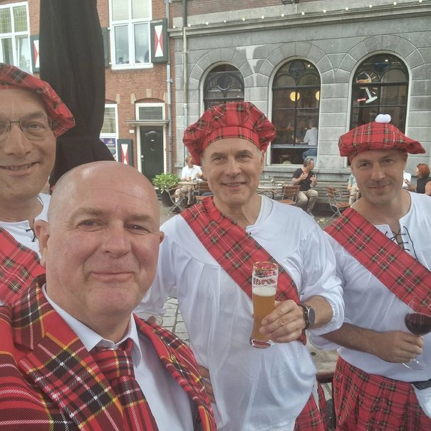 Kan een afbeelding zijn van 4 mensen