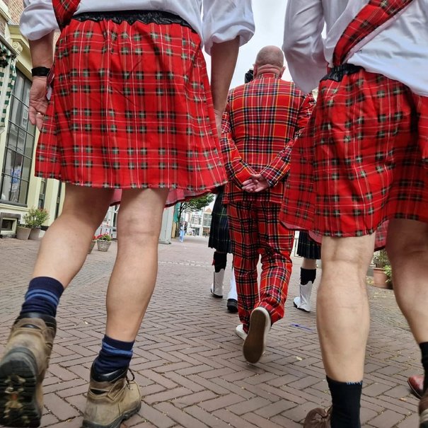 Kan een afbeelding zijn van 3 mensen en dirndl