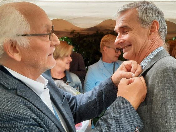 Afbeelding met persoon, kleding, Menselijk gezicht, Bejaarde

Automatisch gegenereerde beschrijving
