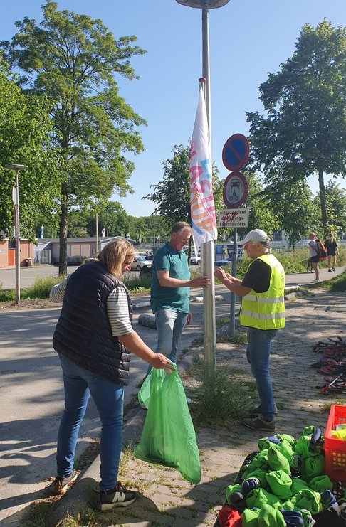 Afbeelding met buitenshuis, kleding, schoeisel, hemel

Automatisch gegenereerde beschrijving