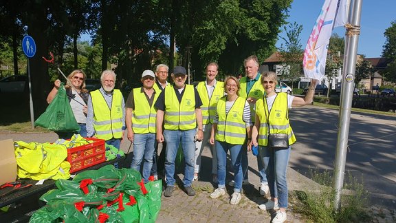 Afbeelding met kleding, persoon, buitenshuis, boom

Automatisch gegenereerde beschrijving