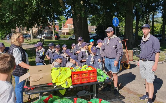 Afbeelding met kleding, persoon, buitenshuis, schoeisel

Automatisch gegenereerde beschrijving
