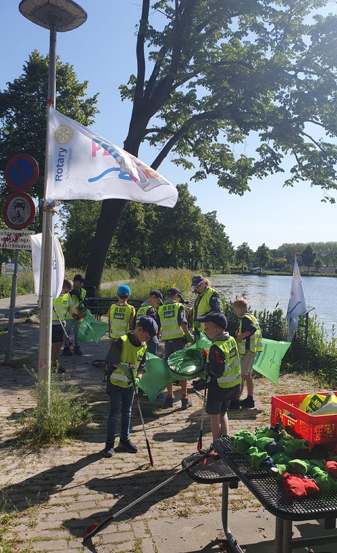 Afbeelding met buitenshuis, meer, hemel, plant

Automatisch gegenereerde beschrijving
