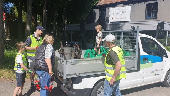 Afbeelding met buitenshuis, transport, voertuig, Landvoertuig

Automatisch gegenereerde beschrijving