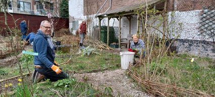 Afbeelding met kleding, buitenshuis, plant, gebouw

Automatisch gegenereerde beschrijving