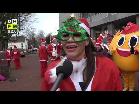 Tientallen kerstmannen rennen voor het goede doel tijdens Rotary Santa Run