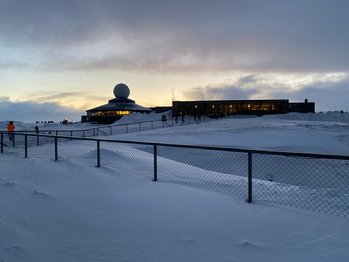 Afbeelding met buitenshuis, hemel, sneeuw, wolk

Automatisch gegenereerde beschrijving
