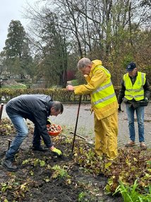 Afbeelding met kleding, buitenshuis, persoon, plant

Door AI gegenereerde inhoud is mogelijk onjuist.
