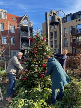 Afbeelding met buitenshuis, hemel, kleding, persoon

Door AI gegenereerde inhoud is mogelijk onjuist.