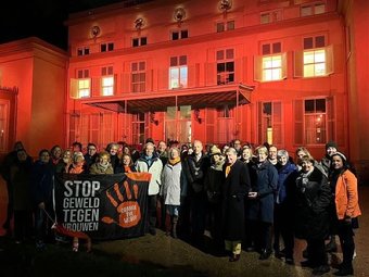 Afbeelding met kleding, gebouw, persoon, groep

Door AI gegenereerde inhoud is mogelijk onjuist.