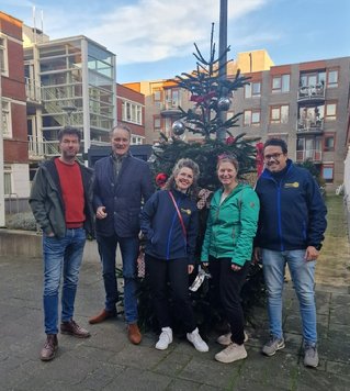 Afbeelding met kleding, hemel, buitenshuis, persoon

Door AI gegenereerde inhoud is mogelijk onjuist.