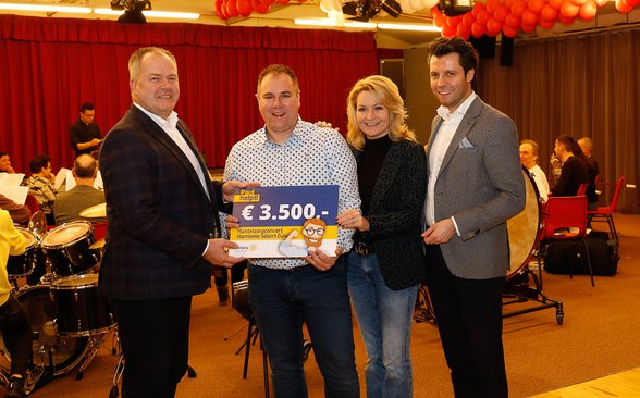 Macintosh HD:Users:macgalesloot:Desktop:boerderij:fanfare cheque-1854.jpg