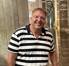 Afbeelding met Menselijk gezicht, persoon, kleding, glimlach

Door AI gegenereerde inhoud is mogelijk onjuist.