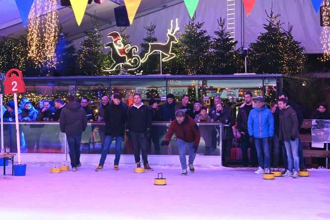 Afbeelding met schoeisel, schaatsen, persoon, kleding

Automatisch gegenereerde beschrijving