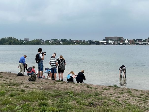 In de Cattenbroekerplas worden de flessen gevuld met water.