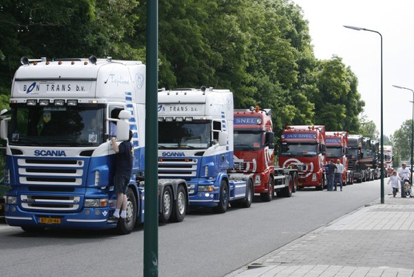 Afbeelding met voertuig, Landvoertuig, wiel, buitenshuis

Automatisch gegenereerde beschrijving