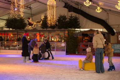 Afbeelding met schaats, schaatsen, schaatsbaan, schoeisel

Automatisch gegenereerde beschrijving