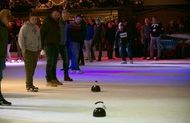 Afbeelding met schaatsen, persoon, schoeisel, schaats

Automatisch gegenereerde beschrijving