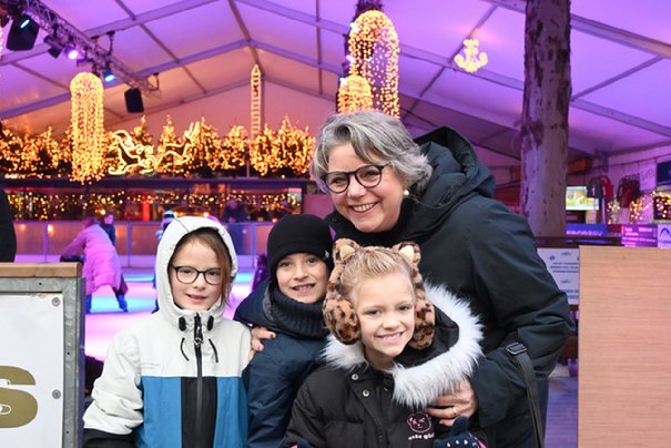 Afbeelding met kleding, Menselijk gezicht, persoon, glimlach

Door AI gegenereerde inhoud is mogelijk onjuist.