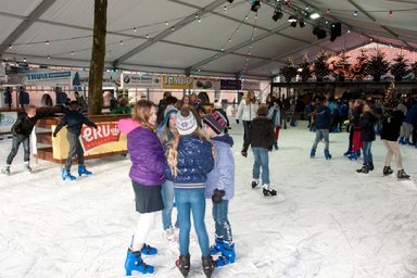 Afbeelding met sneeuw, schaatsbaan, persoon, gebouw

Automatisch gegenereerde beschrijving