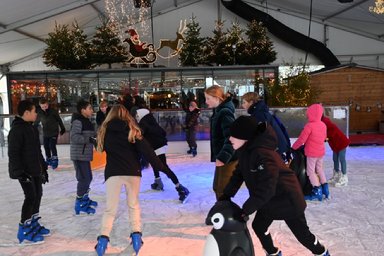 Afbeelding met schaatsen, sport, schoeisel, persoon

Automatisch gegenereerde beschrijving