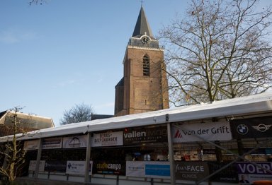 Afbeelding met buitenshuis, hemel, boom, toren

Automatisch gegenereerde beschrijving