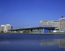 Philips_High_Tech_Campus_aan_vijver.jpg
