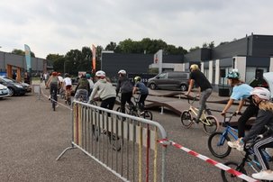 Afbeelding met lucht, buiten, weg, persoon

Automatisch gegenereerde beschrijving