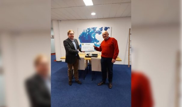 <p>De voorzitter van Rotary Club Zutphen, Sjoerd van der Vegt (.) reikt de cheque uit aan voorzitter Hans Derksen van het Odensehuis. Foto: PR<br><br></p>  