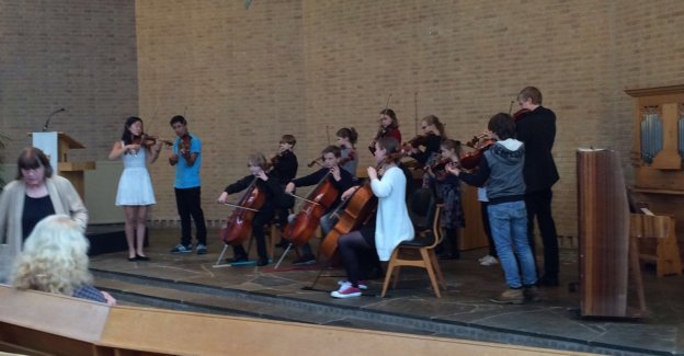 D:\Anne\Afbeeldingen\Pictures\Rotary Club Zutphen\2016-05-23 Fancy Fidlers, kinderen van de Waaier en de Wegwijzer\IMG-20160524-WA0004 besneden 2.jpg