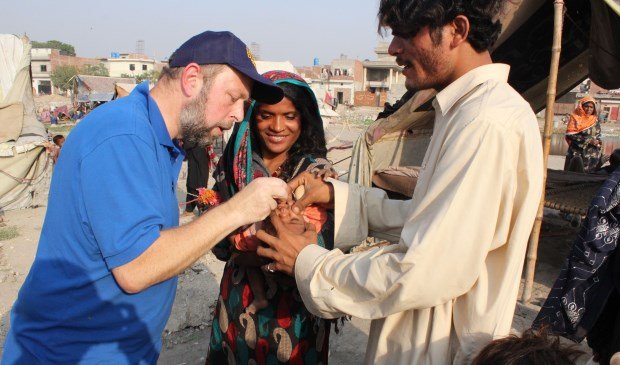 Zutphens Rotarylid vaccineert kinderen Pakistan.
